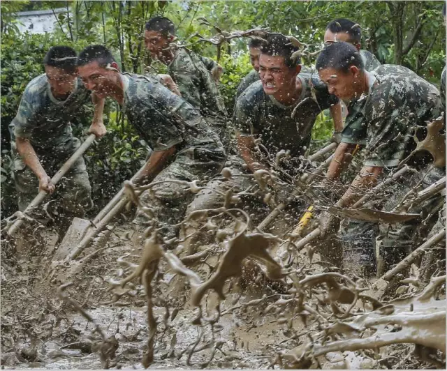 包含曼联重伤倒地，国安全队围拢祈祷，场面感人的词条