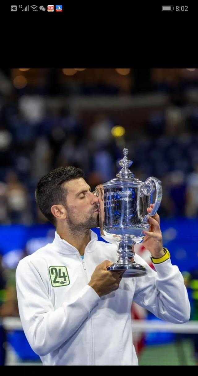 郑钦文与德约科维奇同场竞技