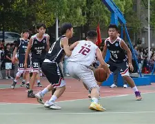 湖北男篮抢眼表现,队员拼尽全力奏响胜利之歌的视频