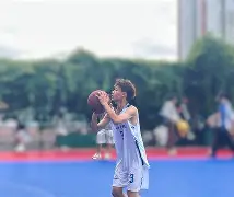 湖北男篮抢眼表现,队员拼尽全力奏响胜利之歌的视频