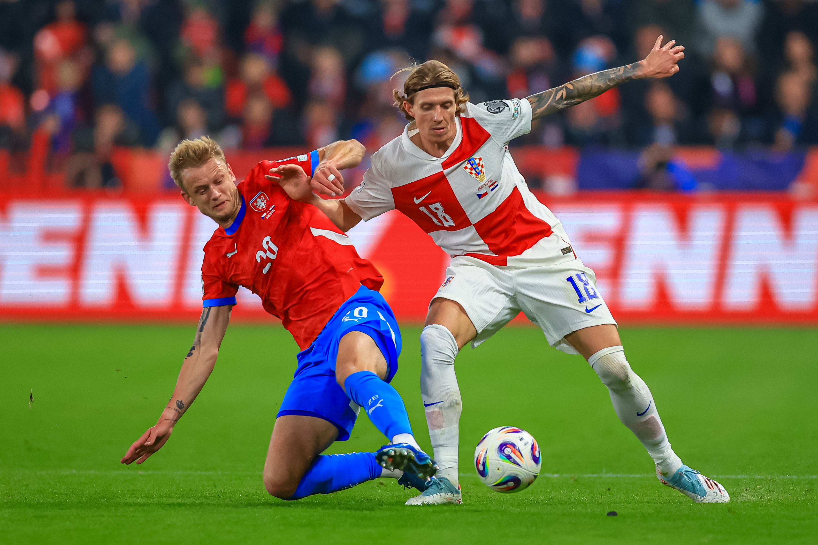 克罗地亚队在激烈比赛中晋级到下一轮赛程