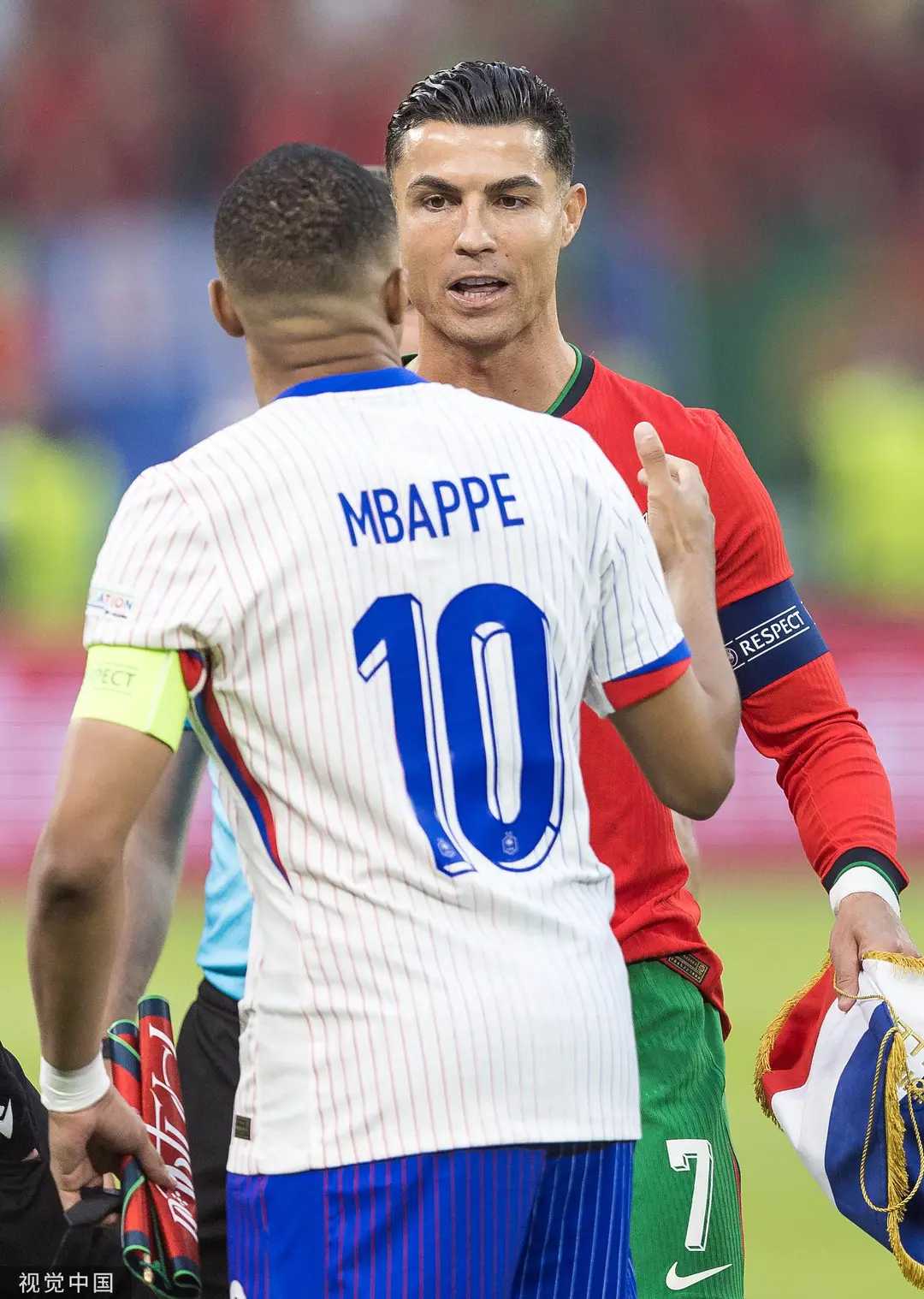 足球比赛的胜负很大程度取决于队员之间的配合