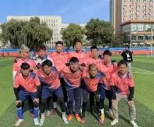 绿茵场上对决激烈,球队足坛巨星出色表现如何