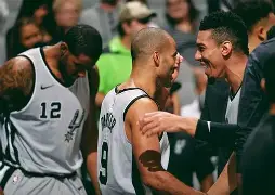 篮球场上球员各位置的名称和职责是什么?