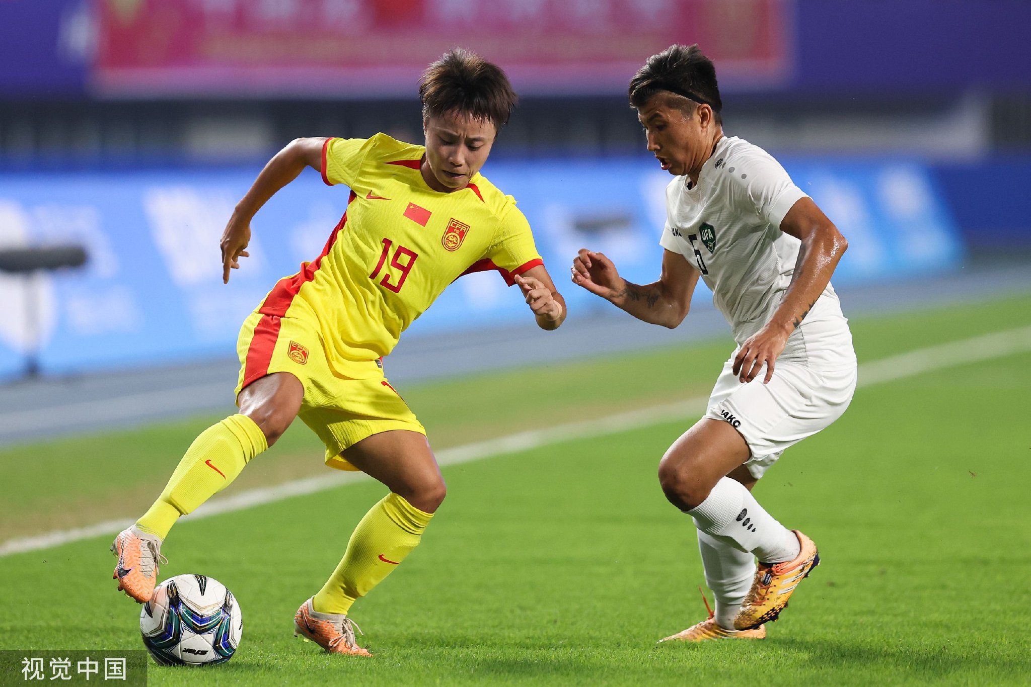 中国女足球员以出色表现引发热议的原因