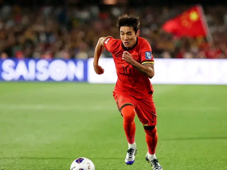 中国足球比赛火爆热播,球员表现逐渐成熟的原因