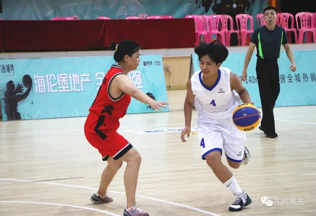 在比赛中,双方各有一名队员因惯性冲出场外